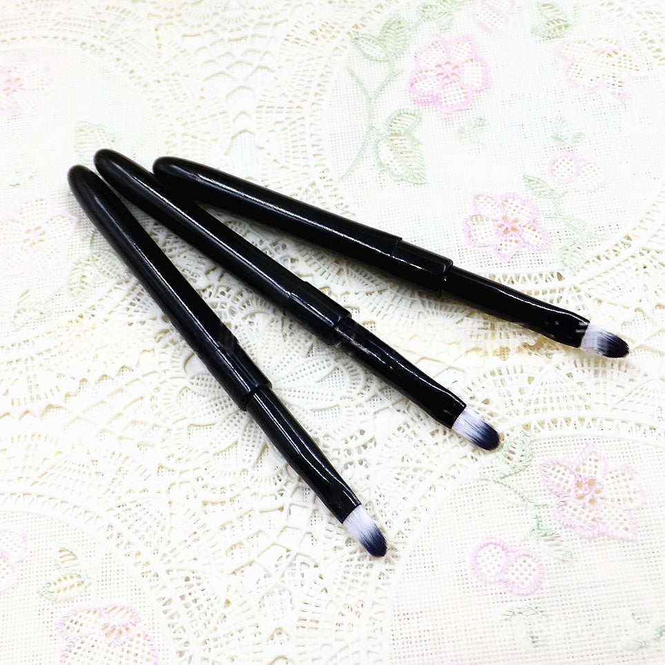 Portable Lip And Eyeliner Brush With A Cap